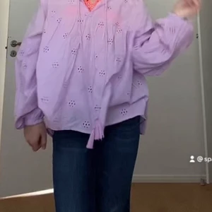 Jeans och tröja - Tröja 250kr köpt för 699kr Byxor 300 lågmidjade straight köpta för 999kr