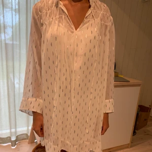 Snygg hm klänning! - Vit sommarklänning ifrån hm som passar till alla olika tillfällen😍Denhär verkligen supersnygg!