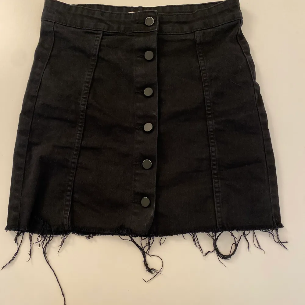 Jättefin svart jeans kjol med knappar framtil från GinaTricot i storlek 38. Säljes för 30 kr+frakt. Kjolar.