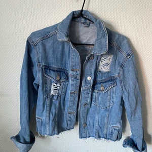 Jeansjacka - Jeansjacka jag köpt utomlands och kroppat samt gjort egna slitningar på. 