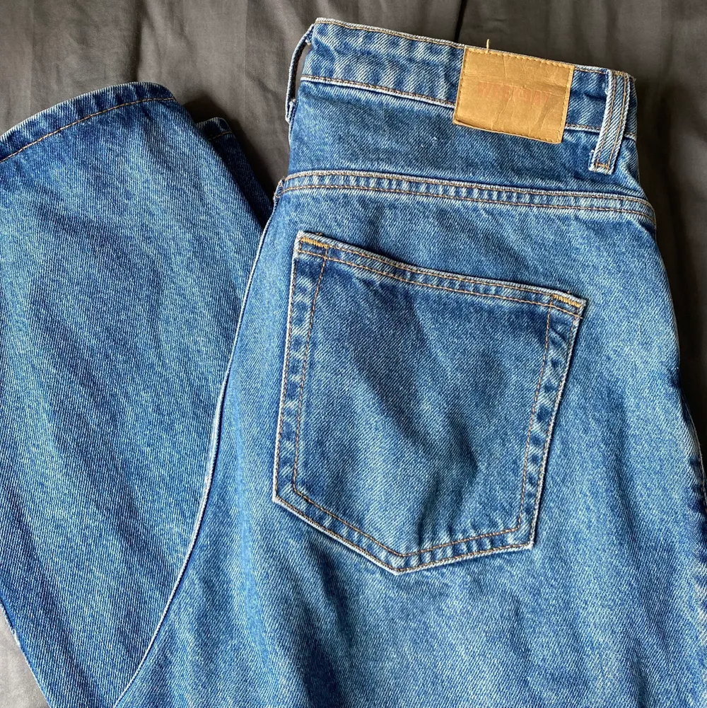 Jeans från weekday i modellen rowe, oanvända. Jeans & Byxor.