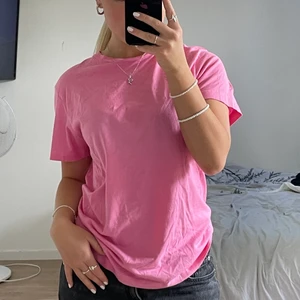 Rosa t-shirt - Rosa t-shirt som aldrig kommit till användning, köpt från någon butik på Gotland, köparen står för frakten på 49kr 