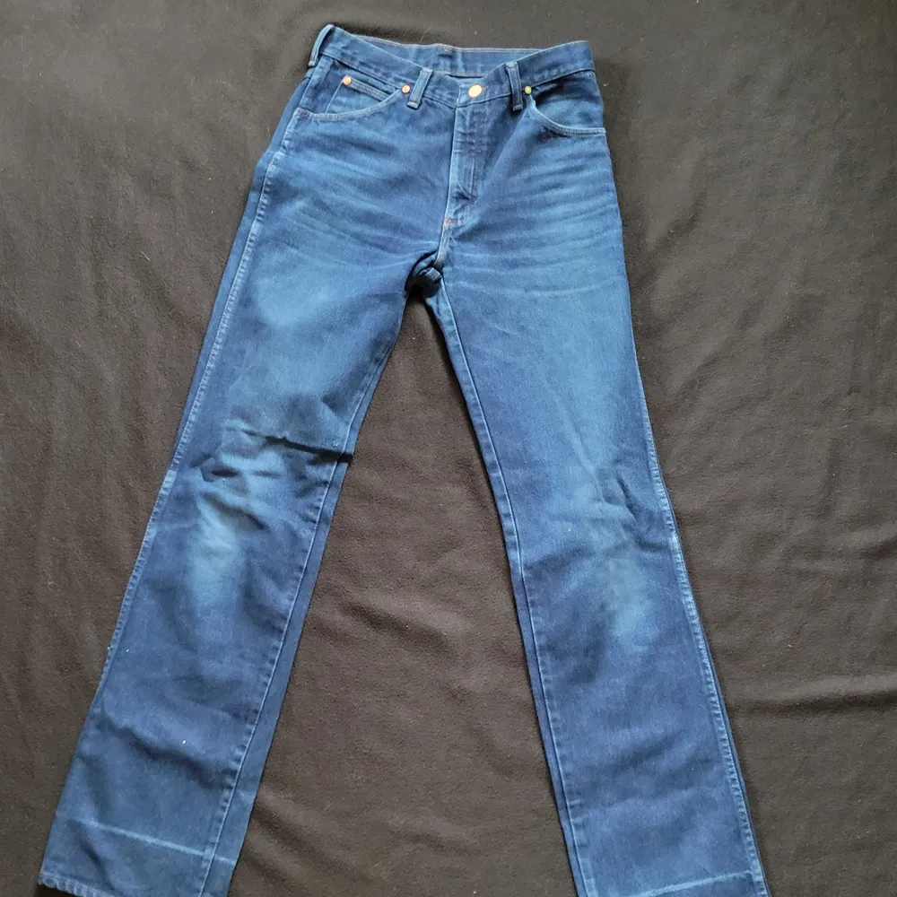 Vintage wranglerjenas i fint skick använt skick (har varit upplagda i byxslutet)  Midjemått: 78 cm Innerbenslängd 86 cm  Stumt i materialet. Passar inte mig som vanligtvis har W 27/28 i jeans.. Jeans & Byxor.
