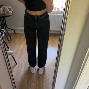 Säljer nu mina svarta jeans då dom inte kommer till användning. Bra skick! Köpta för 300 kr, kom men förslag på pris i kommentarerna eller privat till mig🖤