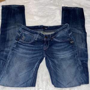 Snygga lågmidjade äkta G star jeans som endast testats men var för små. Nypris 1000kr
