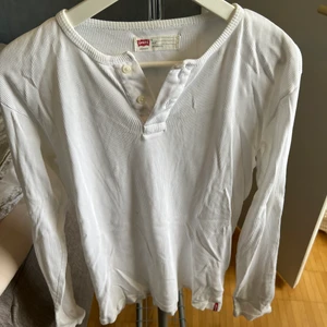 Levis - Levis långärmad tröja. Vit storlek m. Mycket skön tyg. Knappar vid halsen
