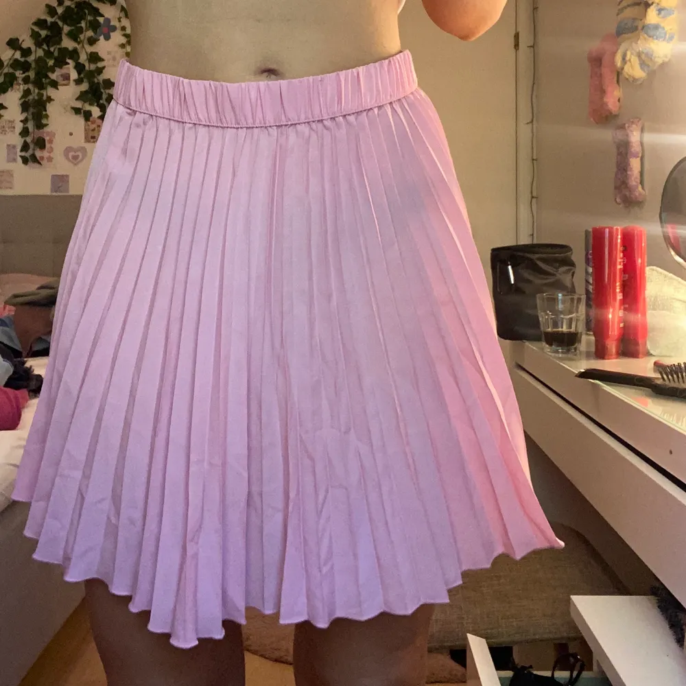 Så fin rosa färg och väldigt skönt kjol. Den är högmidjad men du kan såklart bestämma om du vill ha lågmidjade oxå. Nästan helt oanvänd, bara använd få tillfällen!💕. Kjolar.
