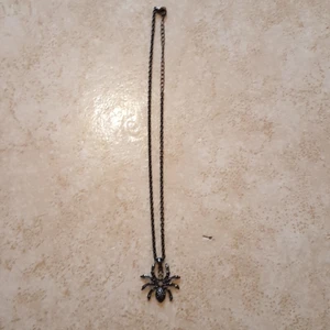Halsband  - Ett fint halsband med en spindel med diamanter på, fake