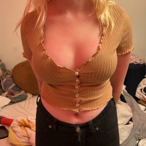 T-shirt  - Säljer för jag gillar inte hur den sitter på mig💗 Fint skick aldrig använt endast prövat. Precis som ny! Alla knappt kvar Inge hål osv. 