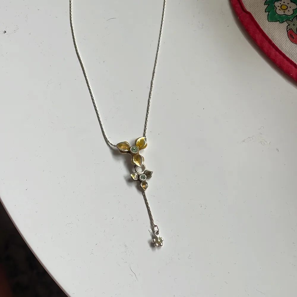 Hej jag säljer detta halsband ifrån pilgrim, jag säljer detta halsband ifrån pilgrim jag har aldrig använt pågrund ut av att jag inte är ett silver fan, men jag hoppas på att det kommer att komma till användning av någon annan . Accessoarer.