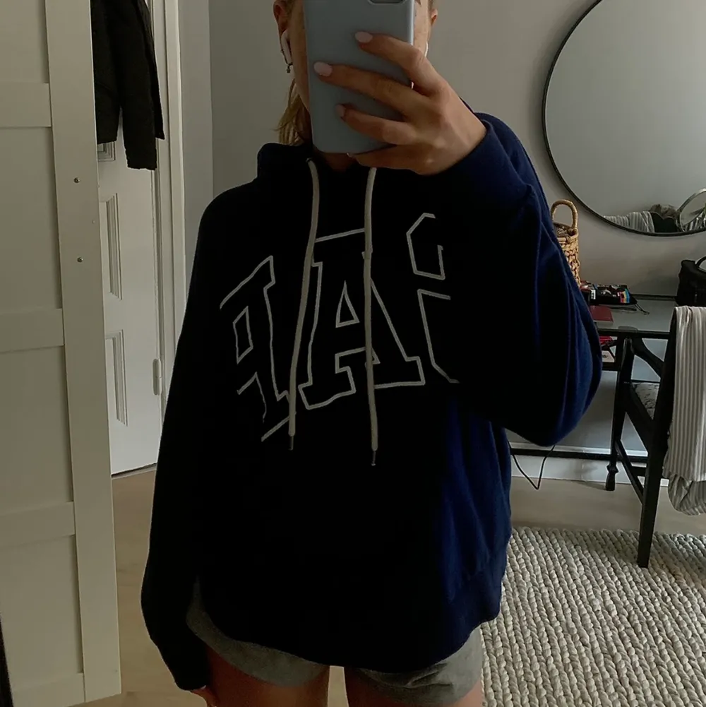 Marinblå hoodie från gap i storlek L så sitter lite oversize på mig❤️. Hoodies.