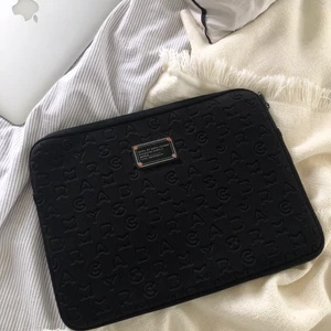 Marc Jacobs dator fodral - Säljer mitt svarta dator fodral från Marc Jacobs. Skicket är bra och måtten är 35 cm bred och 28 cm lång. Säljs pga används inte. 