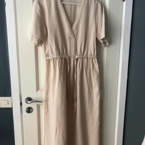Beige linneklänning från Mango - Fint skick, inget att anmärka på. Storlek XS men passar även mig som är en M-38. 