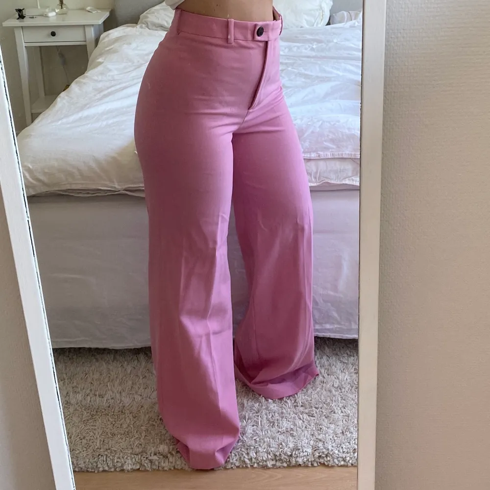 Ett par ursnygga rosa kostymbyxor från Zara i strl M. Lite för långa för mig som är 160cm, men är lätta att sy upp💕💕 Kolla gärna in mina andra annonser!! . Jeans & Byxor.