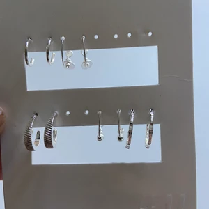 Örhängen  - Helt oanvända örhängen från H&M. Kan komma med fler bilder om så önskas.💕