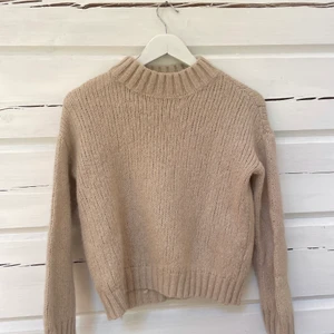 Stickad tröja  - Super mysig stickad tröja! En jätte fin beige färg också! Skulle säga att den är i ett mycket bra skick och inga defekter! 200kr + frakt ❤️