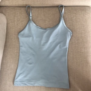 Linne - Ljusblått linne med glansig kan från gamla hm, ny! Storlek S men skulle säga xs❤️ använder ej funktionen frakt 26kr