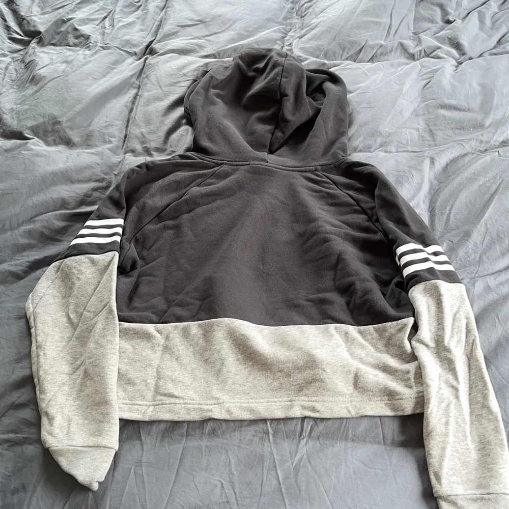 Säljer denna hoodie från adidias som är i mycket bra skick och nästan aldrig använd. Hoodien är i storlek small. . Hoodies.