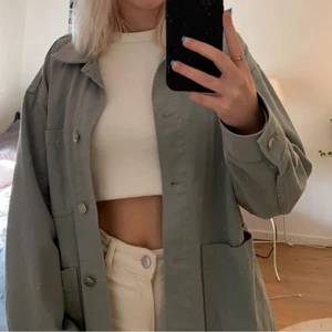 Jacka - Superfin höstjacka som knappt är använd. Säljer då den inte kommer till användning 💗 buda från 150kr 😊