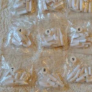 Tippar för nagelförlängning - Vita tippar, 10 olika storlekar. Finns ca 35 av varje. För nagelförlängning, sätts fast med nagel lim. Går att klippa till önskad längd