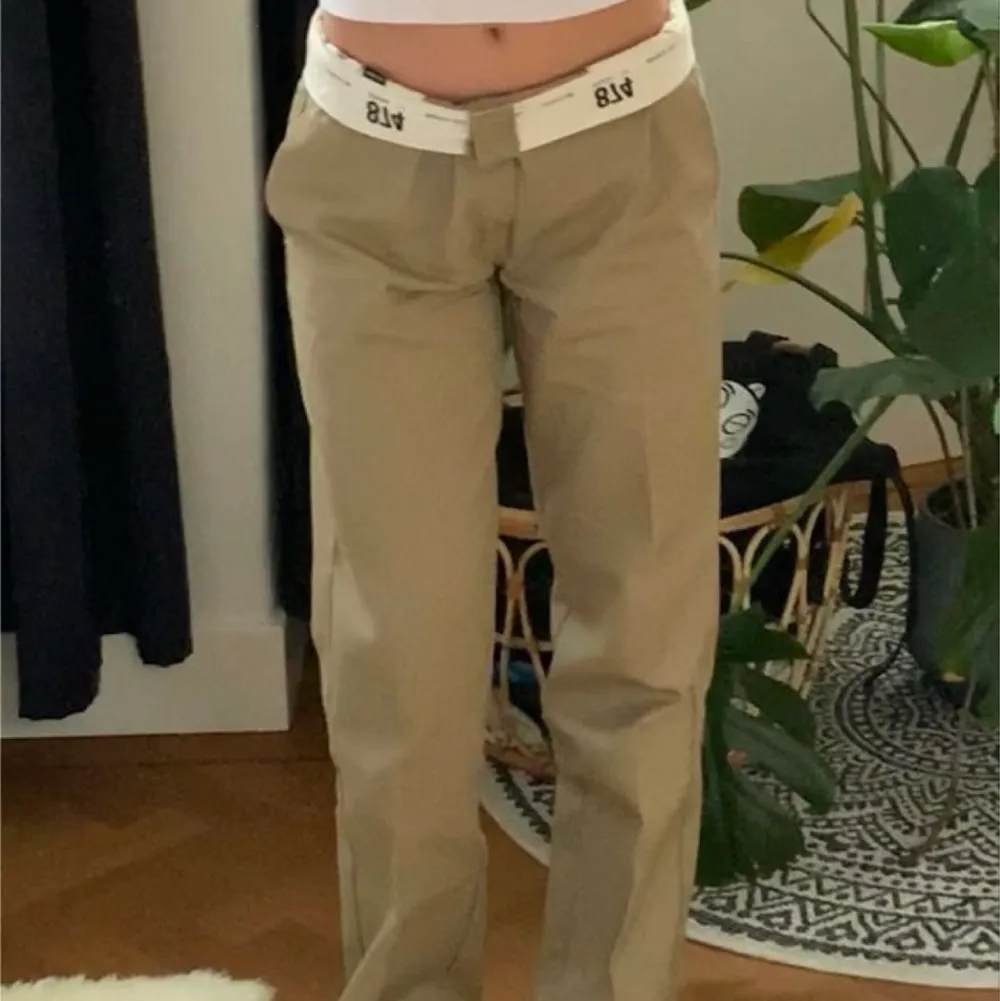 Säljer nu mina fina dickies byxor pga att jag känner att dom inte kommer till användning. Endast provade hemma och därav i nyskick! Jag är 171cm och byxorna når ner till hälen på mig. Byxorna sitter lite oversized på mig som vanligtvis bär xs/s.. Farkut & Housut.