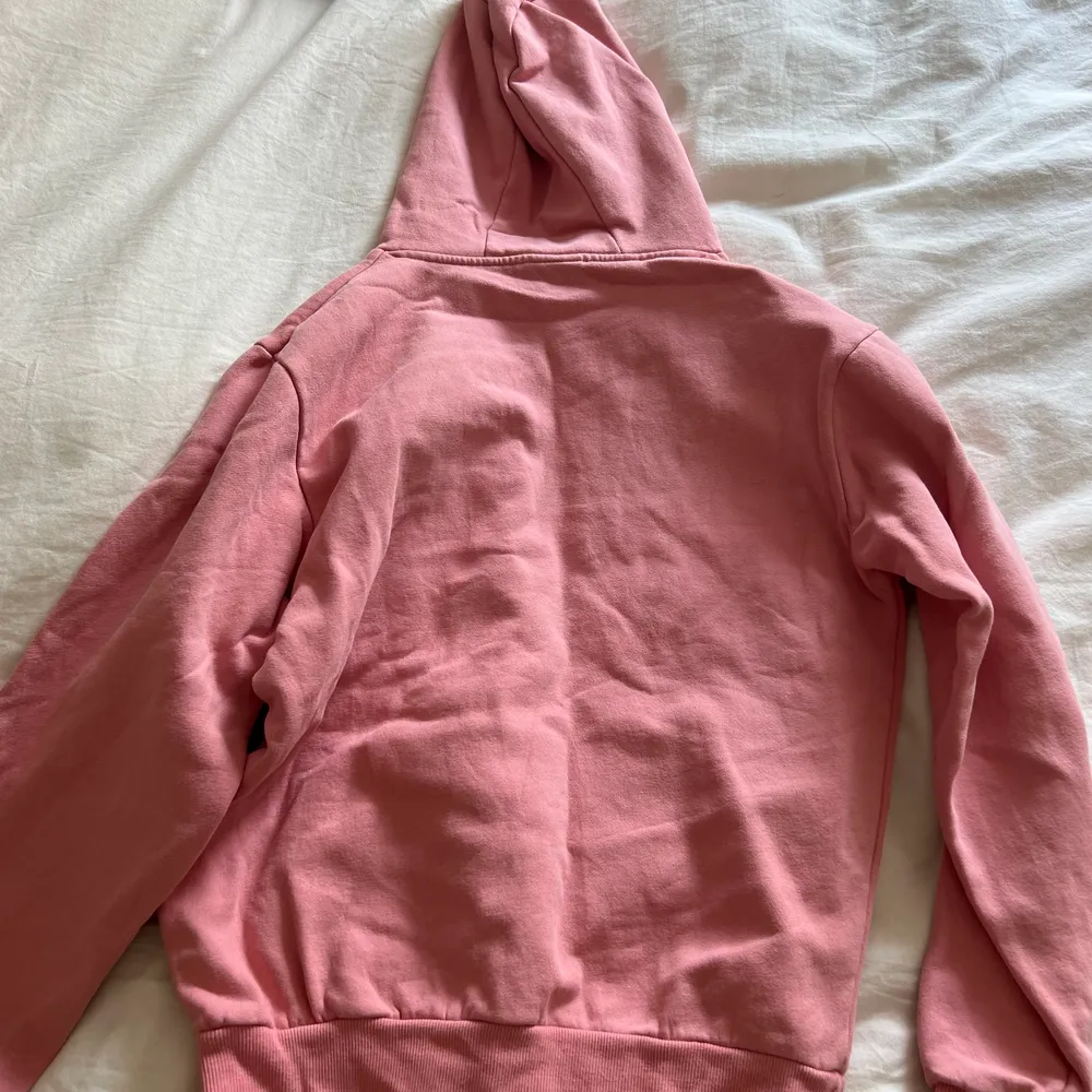 Superfin rosa/aprikosfärgad hoodie från ellesse, köpare står för frakt. Hoodies.