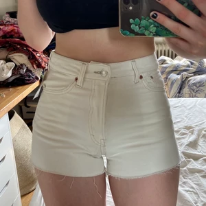 Shorts - Snygga jeansshorts som är lite små för mig. Oanvända och har lappen kvar. Möts i Stockholm eller skickar mot fraktkostnad 🥰
