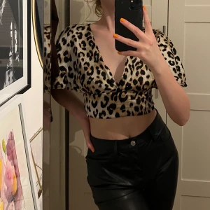 2 olika toppar - Två toppar i fint skick. En i leopardmönster med lite djupare urringning strl S: 50kr. Och en kort svart topp strl 38: 40kr. Båda för 80kr:)