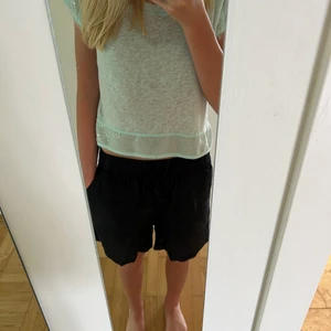 Linneshorts - Så fina linneshorts från ginatricot i storlek 32, köptes förra sommaren från deras premium quality kollektion men sparsamt använda. Köpte för 500 säljer för 250