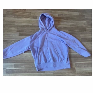 Weekday hoodie strl S - Jättesnygg lila hoodie från weekday, storlek S men passar även M. Jättefin färg och jätteskön men aldrig kommit till användning. Originalpris 350 men säljer för 150+ frakt. Perfekt nu till hösten då det blir lite kallare ❄️🥰