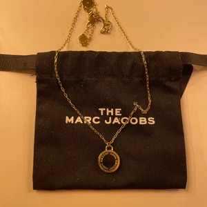 Marc Jacobs halsband  - Aldrig använt. Guldigt och nypris är ca 1000kr. Köpt från raglady. Original påse ingår. 