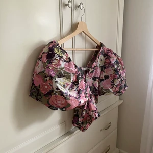 Blommig blus - Superfin fest/vardags top