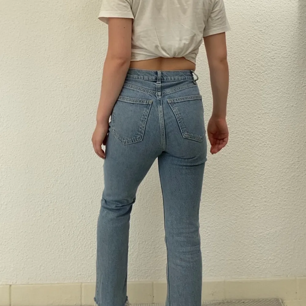 Såå snygga jeans från Zara! Tyvärr lite för tajta för mig i midjan😔Tycker annars de sitter jättebra på!😍. Jeans & Byxor.