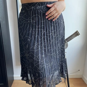 monki kjol - midi kjol från monki. går ungefär till mitten på vaden för mig som är 155cm. i bra skick, storlek xxs men passar både XS och S. köpare står för frakt❤️‍🩹