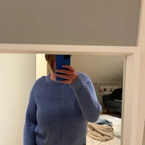 Stickad tröja  - Denna stickade blåa tröja från vero Moda. Jättefint skick💞