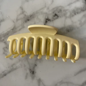 Gul hårklämma  - Gul hårklämma från shien, köpt för längesedan och aldrig använt, 6kr+ frakt💗