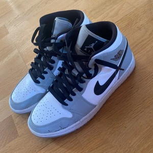 Jordans - Nu säljer jag mina jordans i fint skick förutom att sulan på skorna har spruckit lite men annars är dem väldigt fräscha och har använts med respekt.  800 kr + frakt   Köparen står för frakten