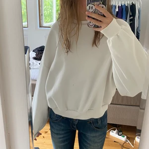 Sweatshirt - Super snyggt basplagg lite oversized som är jättebra att ha i garderoben. Säljer då jag behöver pengar, men tröjan ser ut att vara i nyskick💞