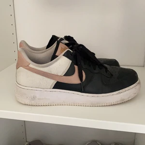 Nike airforce skor  - Fina Nike air force skor. Använda fåtal gånger annars hyfsat bra skick. Storlek 42 men dom känns mer som 40/41❤️