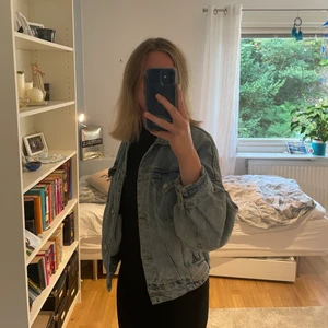 Jeansjacka - En fin jacka från Zara som är endast använd ett fåtal gånger. 