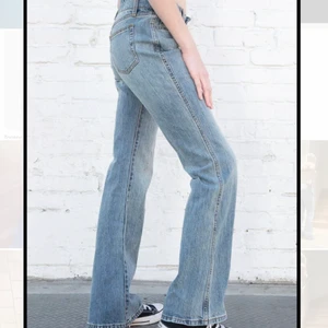 Brandy Melville jeans - Helt nya Lågmidjade bootcut jeans från brandy Melville i storlek small som är för långa för mig som är 159cm. Oseriös köpare så är fortfarande till salu