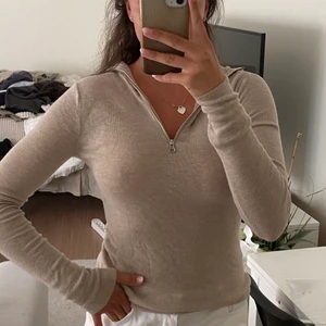 H&M tröja i kashmir/ull - Knappt använd H&M tröja i kashmir och ull. Passar mig som är S/M också för tightare fit!