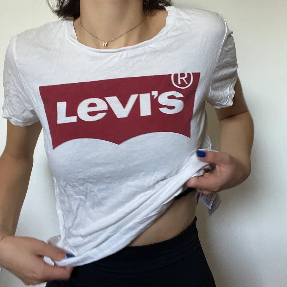 En klassiska Levi’s T-shirt i storlek: XS men passar S. T-shirts.