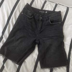 Jeans shorts från NewYorker, Jätte fina verkligen men tyvärr för små för mig just nu. Använda 1-2 gånger max. Nyskick. Storlek 38