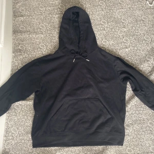 Hoodie - En stor mysig hoodie som man kan ha på vintern! Den ör mjuk inuti och är i bra skick, jag har använt den 2 gånger! 