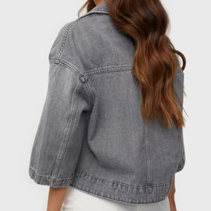 Joom jacket - Säljer denna assnygga grå jeansjacka med trekvartslånga ärmar! Köpt för 699kr på nakd 💕 Passar verkligen till hösten 🍁 