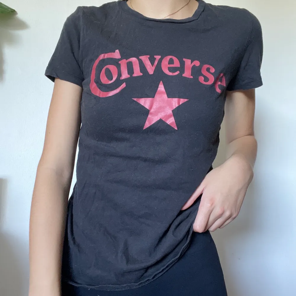 Converse t-shirt med lite Retro stil i storlek: S. T-shirts.