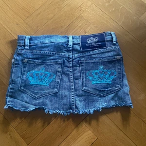 Jeanskjol Victoria beckham  - Drömmig lågmidjad jeanskjol som tyvärr är för liten på mig. Buda från 300