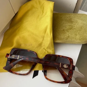 Gucci solglasögon - Säljer mina älskade solglasögon från gucci. Fodral, liten bag och duk kommer med. Modell: gg0632s.  Skriv om ni vill ha bild med de på