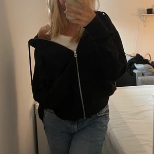 Weekday hoodie - Säljer min zip up hoodie/kofta från weekday💞 Storlek xs och är oversize